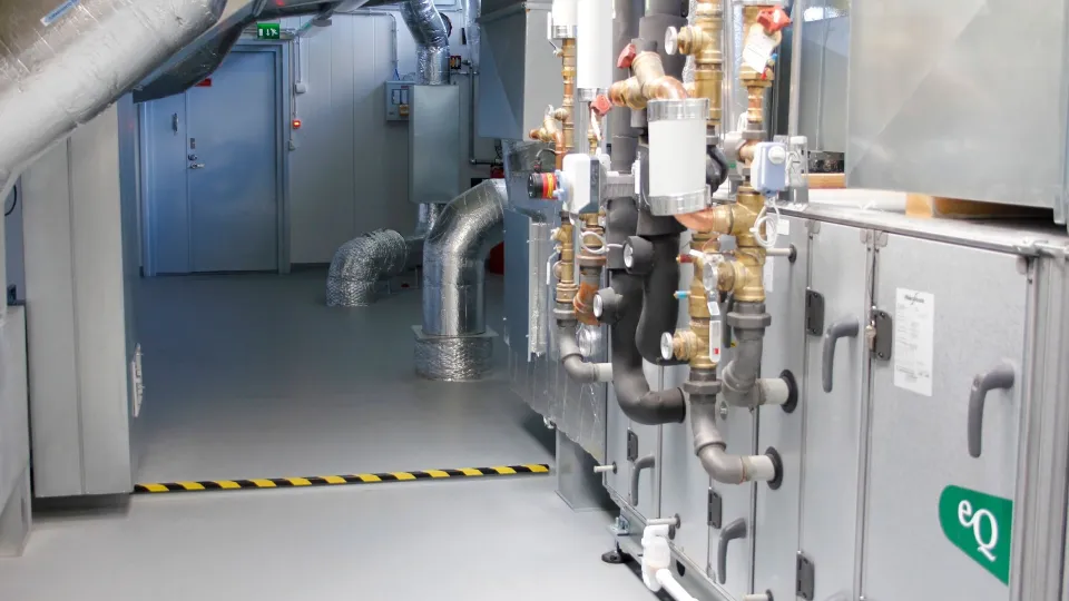 iv-konehuoneen pinnoitettu betonilattia