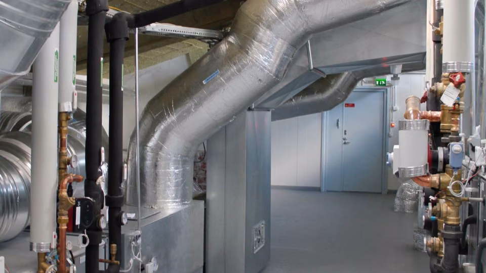 Tikkurila Temafloor PU Flex konehuoneen lattiapinnoitteena.