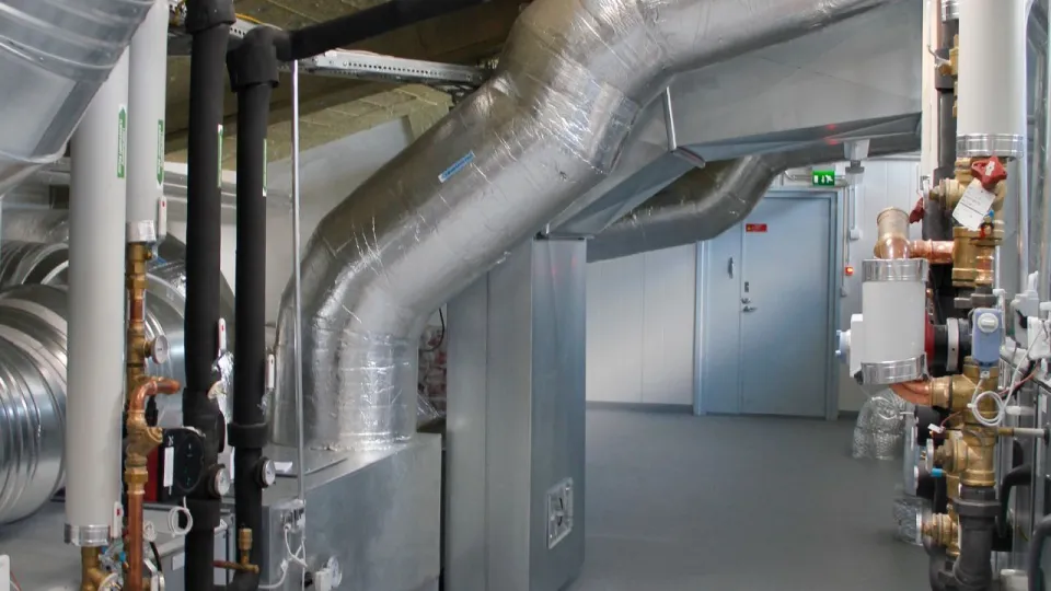 Tikkurila Temafloor PU Flex konehuoneen lattiapinnoitteena.