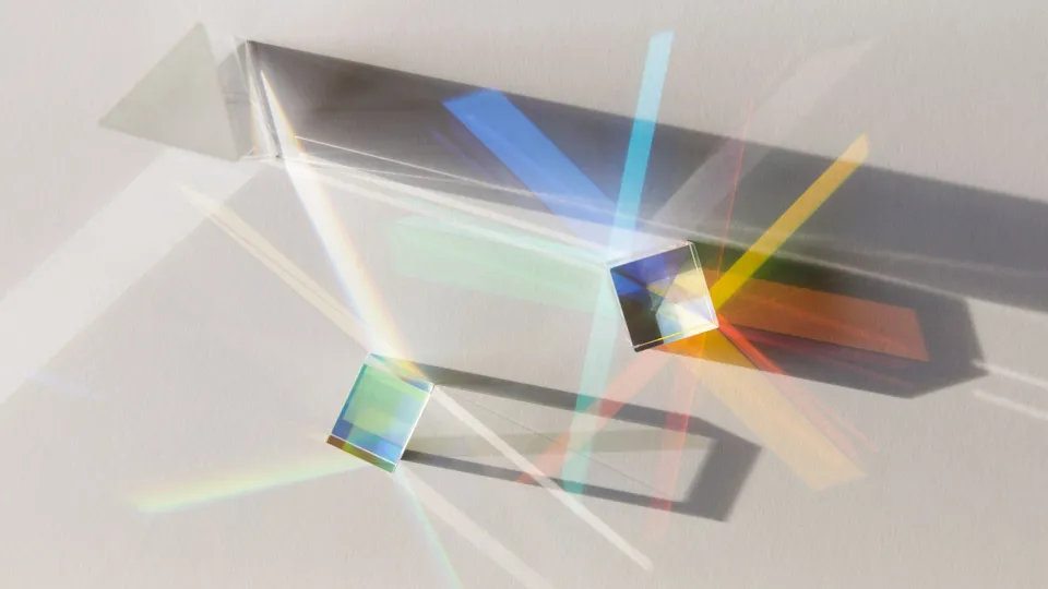 Spektrit heijastavat valonsäteitä eri väreissä.