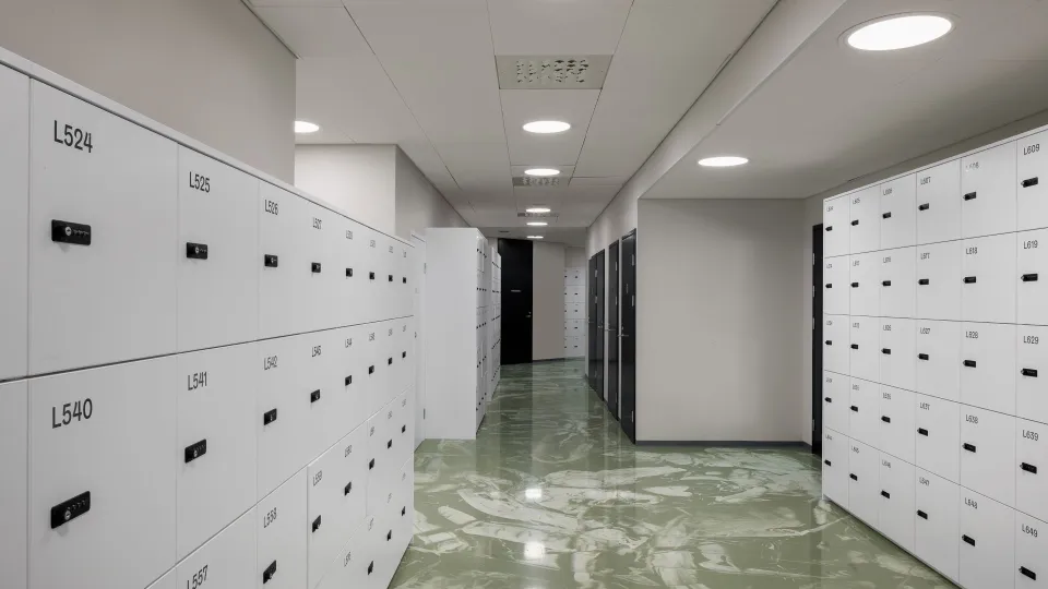 Koulun lattia maalattu Tikkurilan polyuretaanimaalilla.