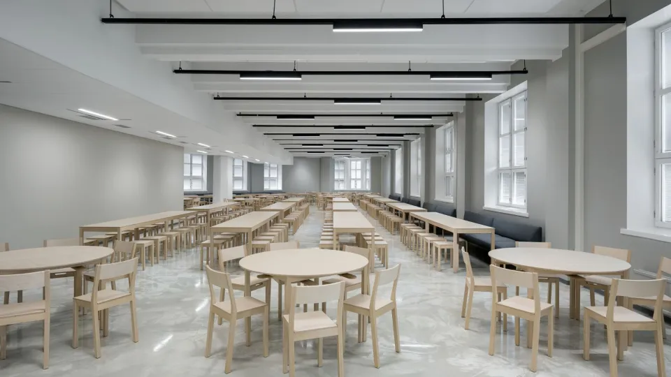 Koulun ruokasalin lattia pinnoitettu Tikkurilan Cozy Floor polyuretaanipinnoitteella.