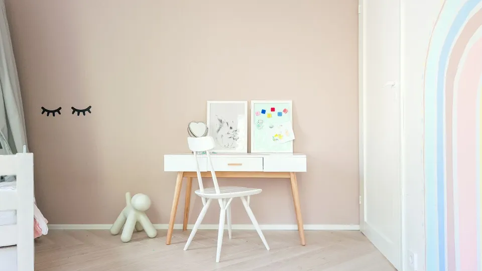Sateenkaari lastenhuoneen seinällä