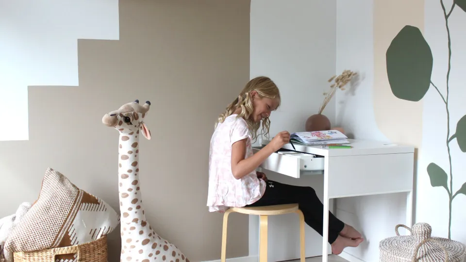 Kuvioiden maalaus lastenhuoneen seinälle