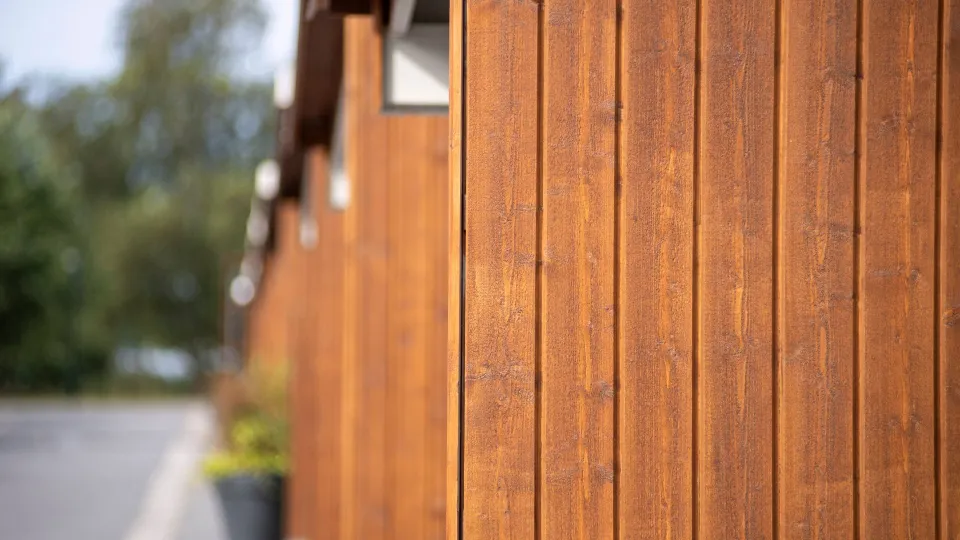 Ulkovuorilautojen teollinen pintakäsittely