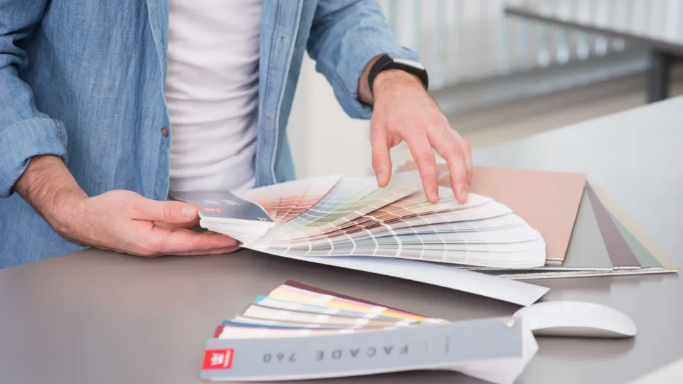 Värin valinta värikartasta.