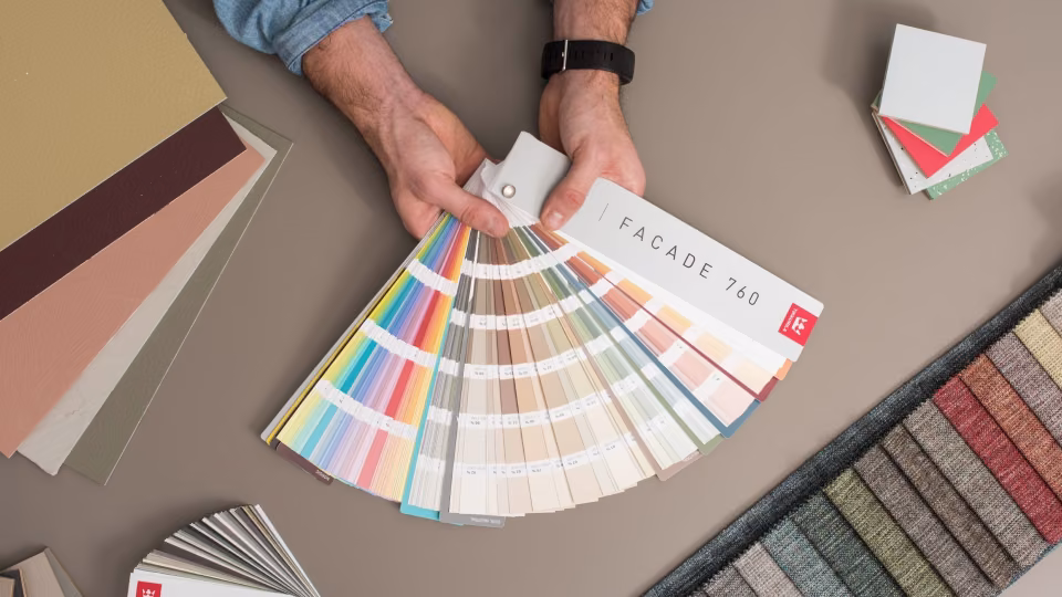 Tikkurila Facade 760-väriviuhka avoinna suunnittelijan kädessä