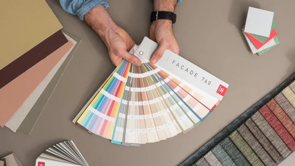 Tikkurila Facade 760-väriviuhka avoinna suunnittelijan kädessä