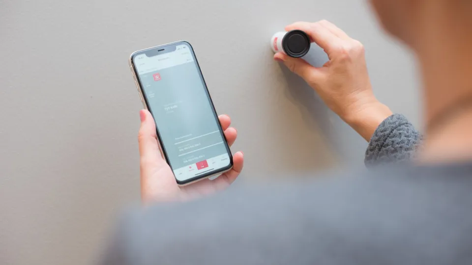 Arkkitehti mittaa seinän väriä värimittarin avulla.