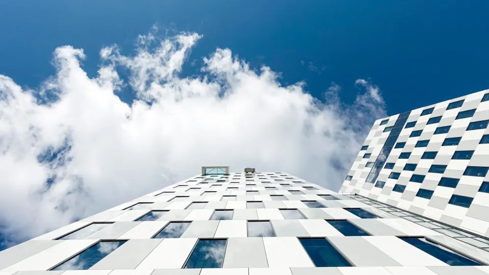 Clarion Jätkäsaari julkisivu alhaalta kuvattuna