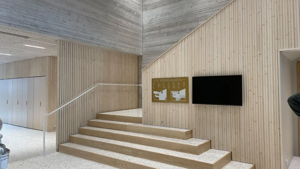 Julkisen tilan puinen sisäverhous