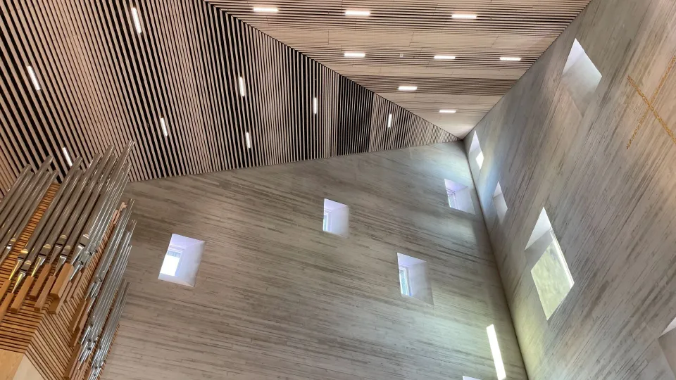 Puuverhoiltu kirkko sisältä