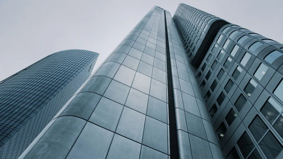 Korkea liikerakennus