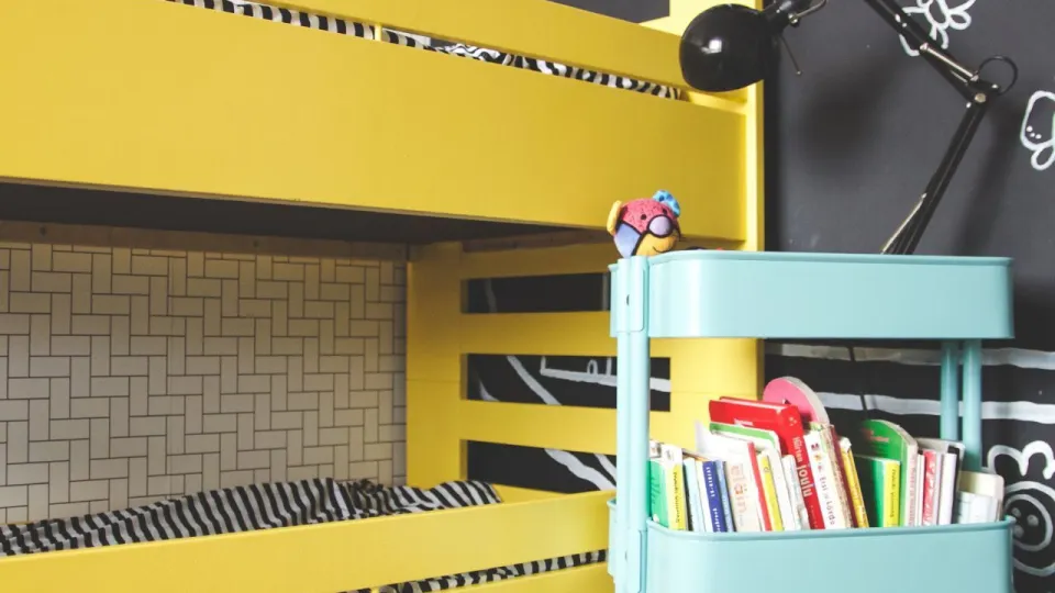 Keltainen lasten kerrossänky