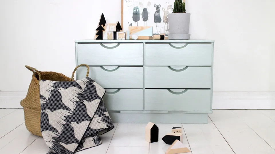 Kid's room classic dresser into metal shade