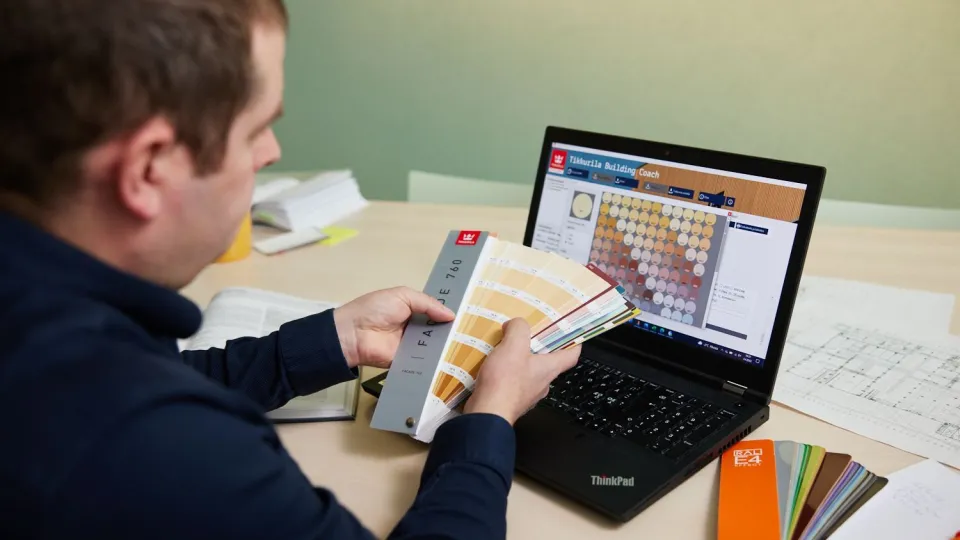 Suunnittelija käyttää Tikkurila Building Coach -suunnitteluohjelmaa