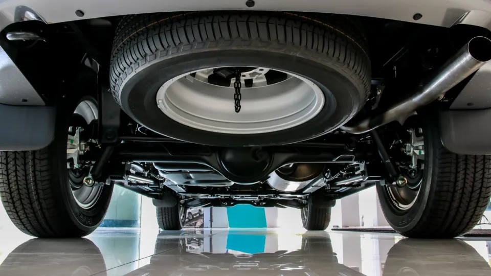 Tikkurilan Solid -epoksimaalilla maalattu autotallin lattia 