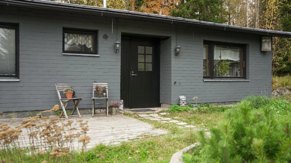 Tiilitalon maalaaminen harmaaksi 