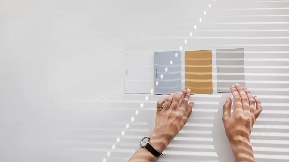 Värien testaaminen värilastuilla seinään 