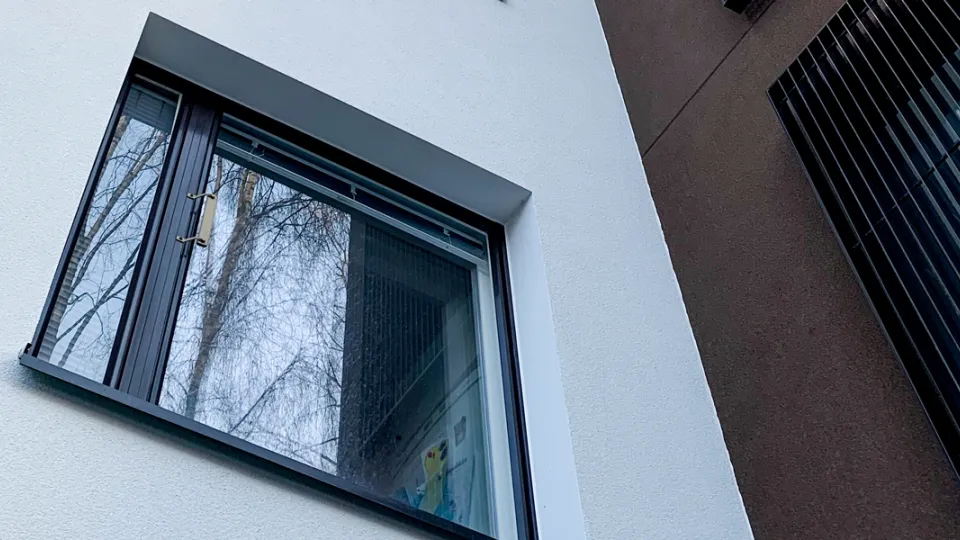 Tikkurilan Finngard-julkisivumaalilla maalattu kivitalo.