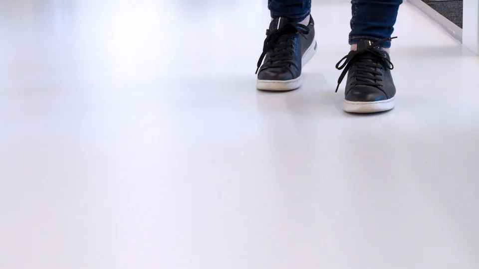 Henkilö kävelee Temafloor polyuretaanilattiapinnoitetulla lattialla. 