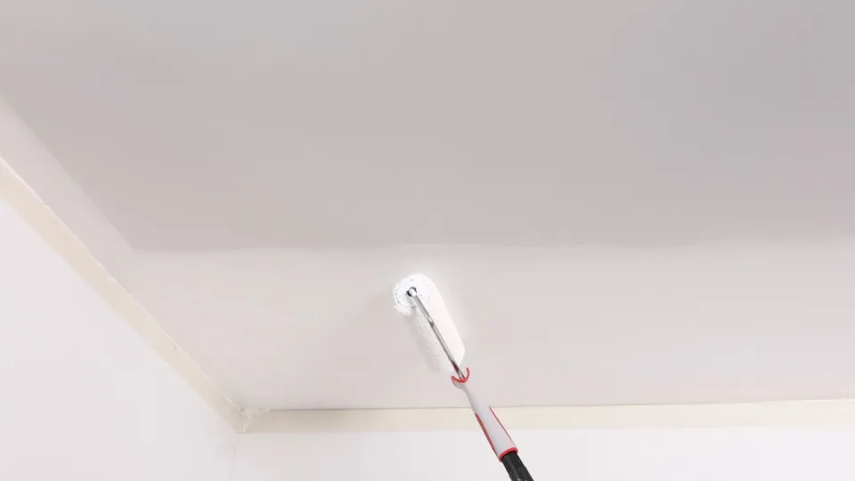 Näin valitset oikeat tuotteet sisäkaton maalaukseen