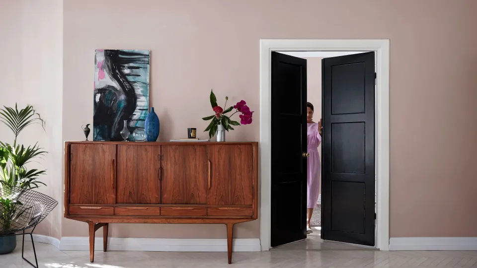 Olohuone, jossa roosa seinä