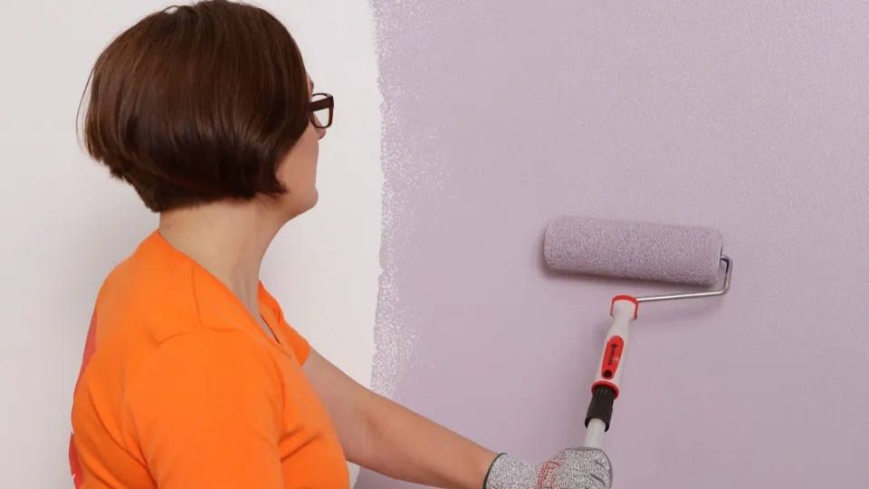 Lasikuitutapetin tasoitus ja maalaus