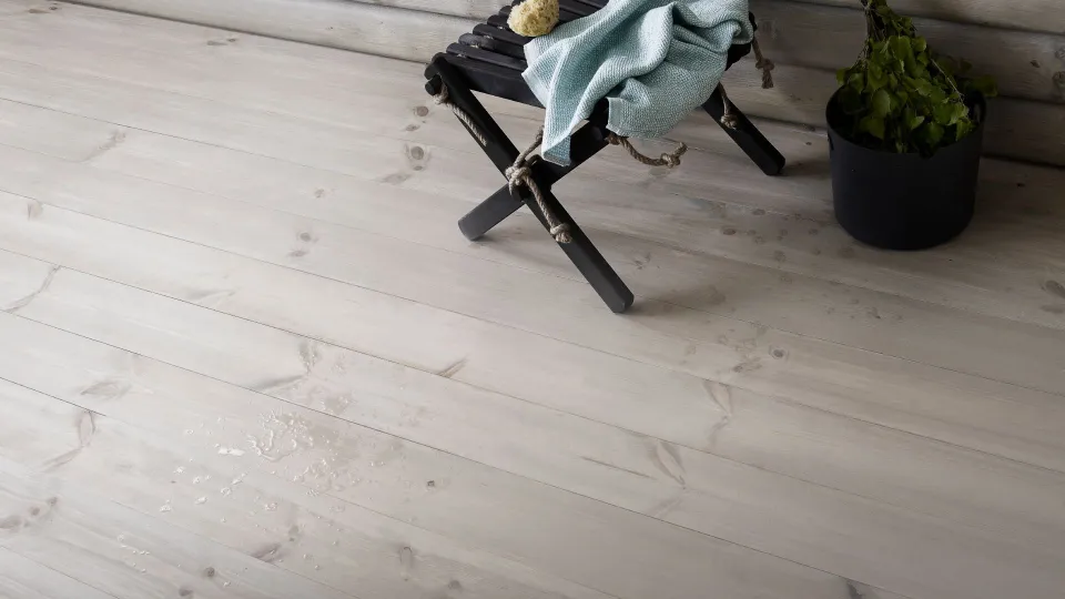 Saunan puulattian tai ritilän öljyäminen