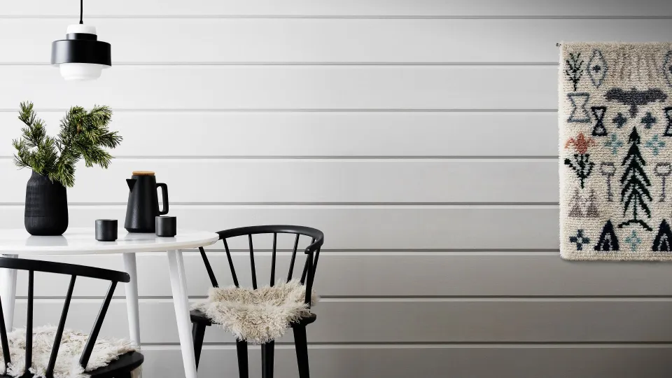 Hirsiseinän maalaaminen Lastu Hirsimaalilla