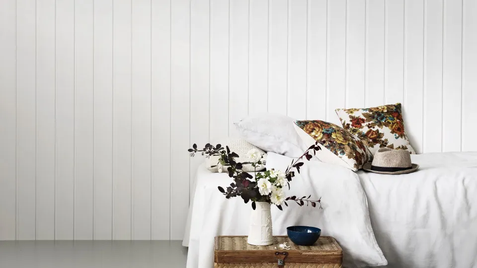 Paneeliseinän maalaus, sävy valkoinen