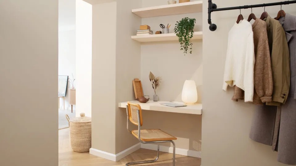 Työhuone sisustettu boheemilla tyylillä