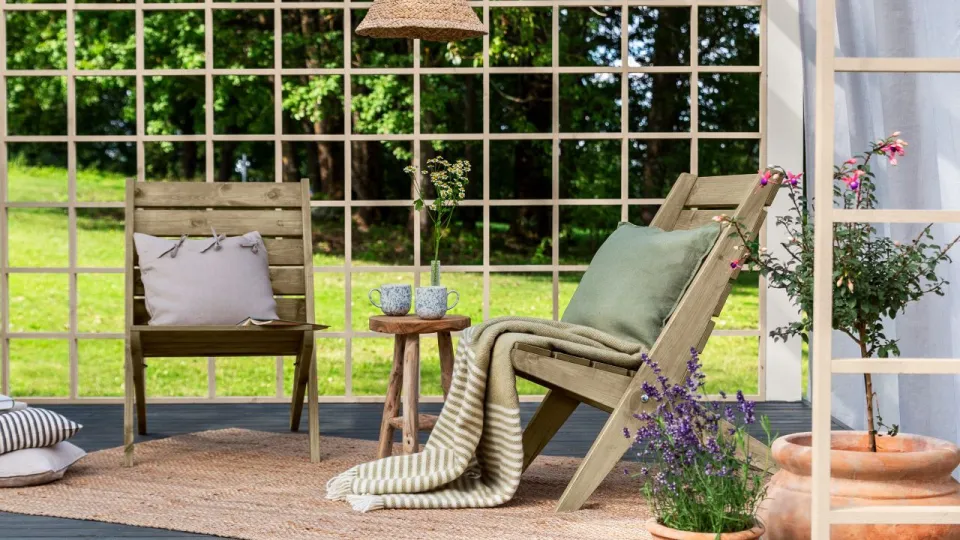 Näin valitset oikeat tuotteet terassille ja pihan pinnoille