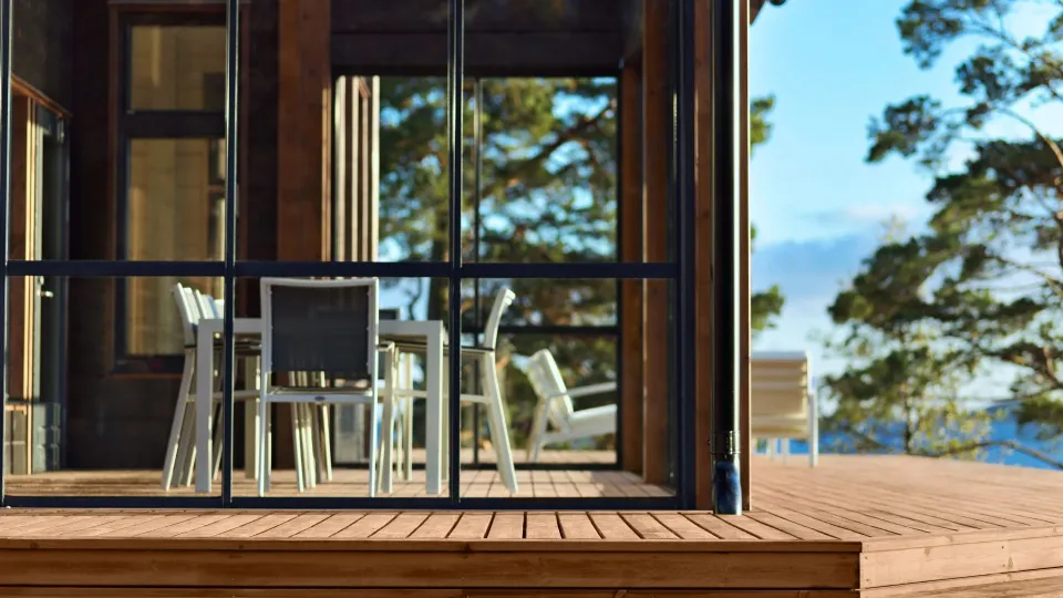 Mökin ruskea terassi auringonpaisteessa