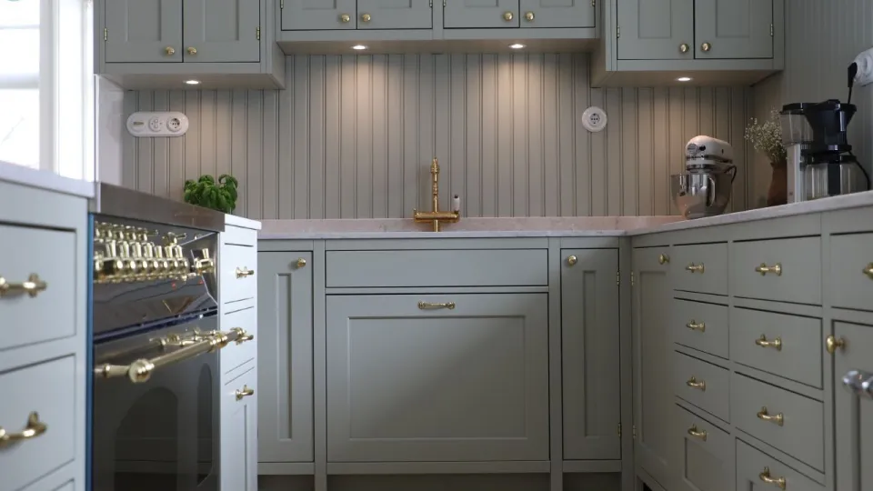 Maalatut keittiönkaapistot.