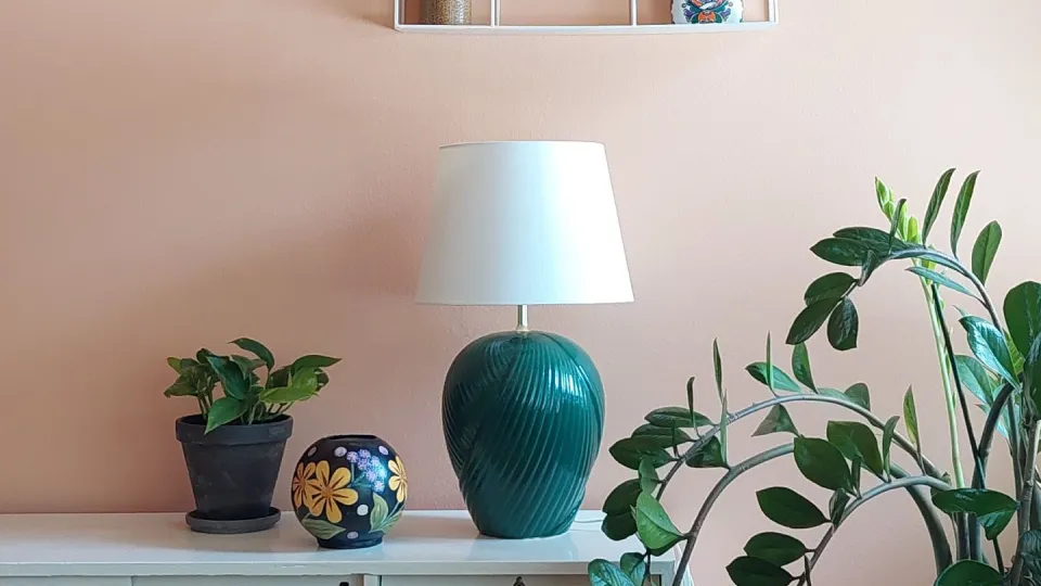 Siesta-sävyinen seinämaali luo huoneeseen utuisen raikkaan tunnelman.