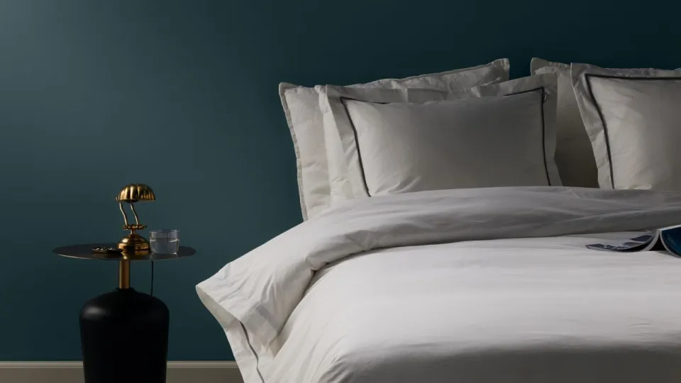 Petroolin sävyinen makuuhuoneen seinä sävyssä: S491 Petrooli