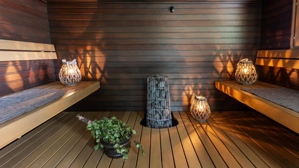 Tummanruskeaksi käsitelty sauna.