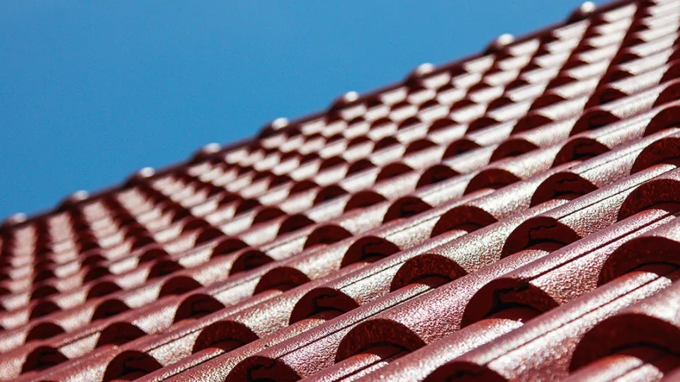 Punainen betonitiilikatto