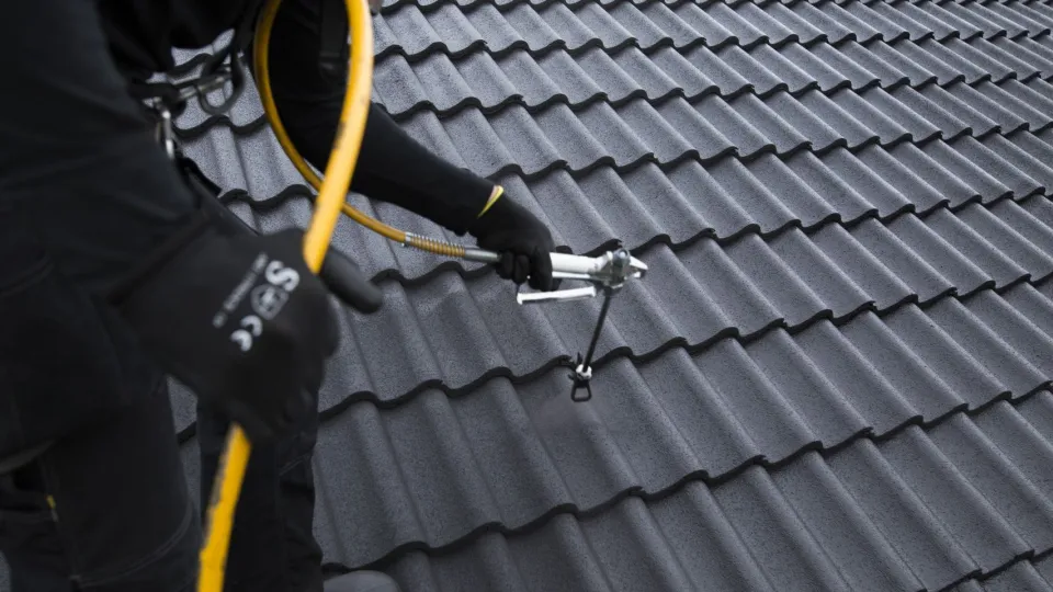 Katon huoltomaalaus ruiskulla. 