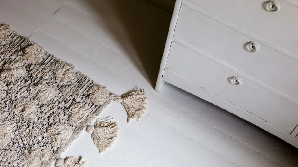 Ohjeet kauniin ja kestävän puulattian maalaamiseen