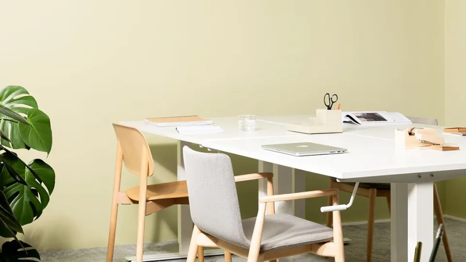 Oliivinvärinen toimiston työskentelytila