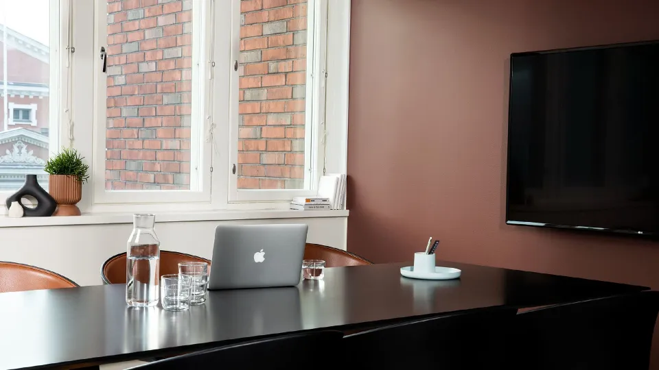 Toimiston seinä maalattu sävyllä Tuulihaukka, H487