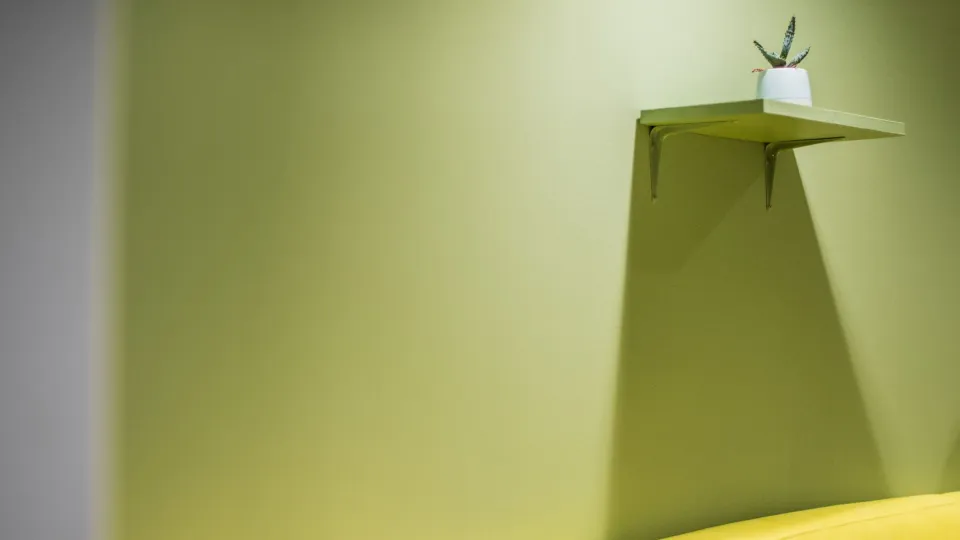 Vihreäksi maalattu seinä