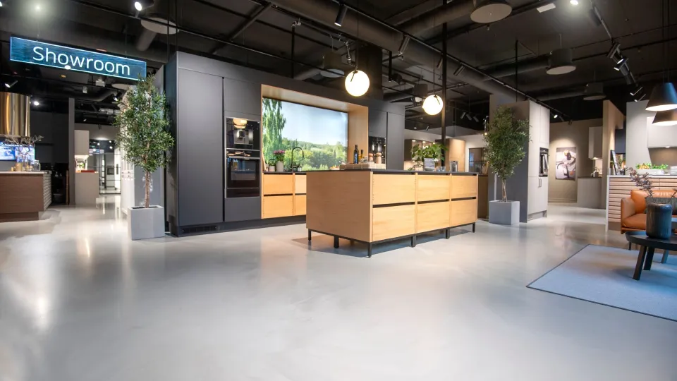 HTH keittiöt showroom pinnoitettu lattia