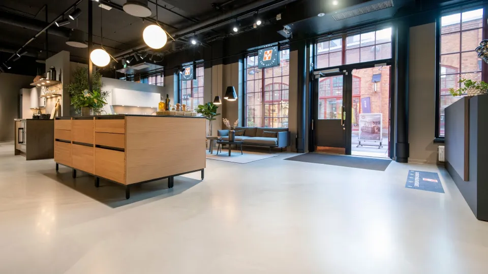 Tikkurila Cozy Floor liiketilan lattiapinnoitteena.