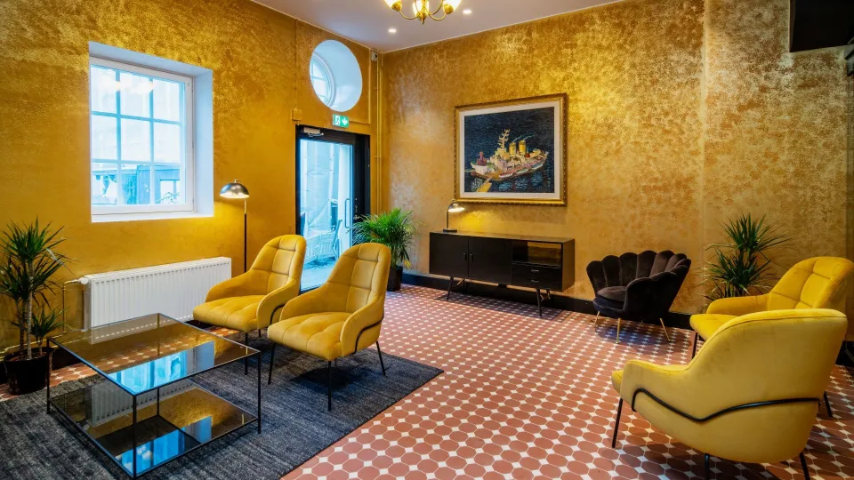 Koti Hotel Helsingin vastaanottotilan tehosteseinät.