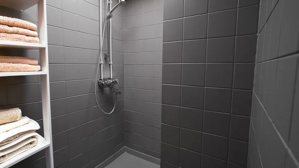 Harmaa kylpyhuone, jonka katto on maalattu 