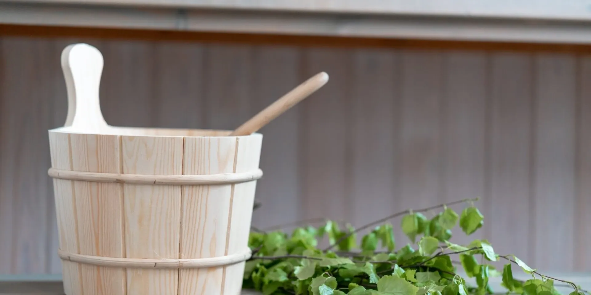 Vaaleaksi käsitelty sauna ja saunakiulu.