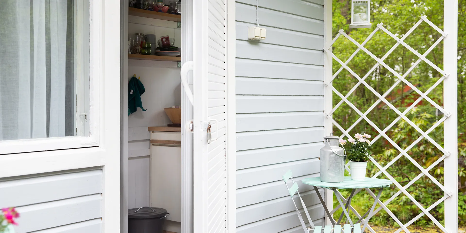 Siniharmaa siirtolapuutarhamökki